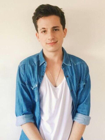  ＃欧美男星＃ 查理·普斯（Charlie Puth），1991年12月2日出生于美国新泽西州，美国男歌手。
2011年，查理·普斯将翻唱的歌曲上传至Youtube，由此获得了上百万的点击量。2013年10月，发布个人原创专辑《Ego》。2015年…