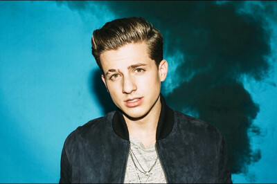 ＃欧美男星＃ 查理·普斯（Charlie Puth），1991年12月2日出生于美国新泽西州，美国男歌手。
2011年，查理·普斯将翻唱的歌曲上传至Youtube，由此获得了上百万的点击量。2013年10月，发布个人原创专辑《Ego》。2015年2…