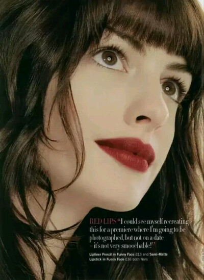 安妮·海瑟薇（Anne Hathaway），1982年11月12日出生于纽约州布鲁克林，美国电影女演员。 安妮·海瑟薇在出演《公主日记》后被《人物》杂志封为为2001年最佳新星，演技风格接近朱迪·加兰与奥黛丽·赫本。2006年，安妮·…