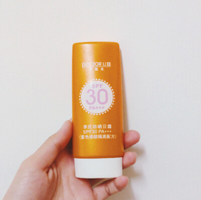 李医生李氏防晒日霜 SPF30 PA+++ 紫色修颜隔离配方 涂上去还能美白 防晒效果不错 不是很油腻 如果担心厚重的friends要慎用噢！