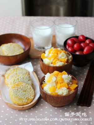 南瓜饭 
原料: 南瓜200克，小米50克，糯米50克，大米150克，油1小勺，盐1/2小勺
1、南瓜洗净，去皮去白瓤后切成丁。糯米、大米和小米淘洗干净放入电饭煲，用两倍于米量的清水浸泡
2、锅中放1小勺油，油热后将南瓜丁下锅翻炒，加入1/2小勺盐炒至南瓜变色。将南瓜倒入电饭煲，通电后将米饭和南瓜一起蒸熟即可
3、可以将糯米、大米、和小米换成其他的杂粮米或红豆等。南瓜中的胡萝卜素用油炒过后更容易吸收，而且做好的南瓜饭有焦黄的锅巴