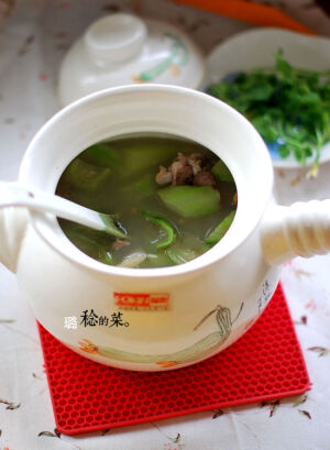 夏季清热消暑靓汤做起来！【丝瓜鸭架汤】 
原料：鸭架半只、丝瓜两根、平菇适量、香菜2根 花椒3、4粒、生姜2片 盐、白胡椒粉一勺
1、鸭架斩小件儿，放入汤煲里，加足量清水，丢几粒花椒和生姜片，盖盖烧开。继续煲半个小时，煲汤过程中，最好让汤汁一直保持沸腾状态（因为大火可以令汤色浓白），有香醇的鸭肉鲜味弥漫开来。
2、平菇洗净，撕小块，放入汤煲中。丝瓜削去外皮，切滚刀块，一并倒入煲中。继续煲上7、8分钟，最后放一点盐、一点白胡椒粉，关火！撒上香菜末