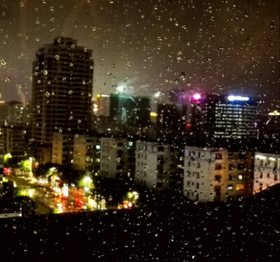 雨夜窗外美景_