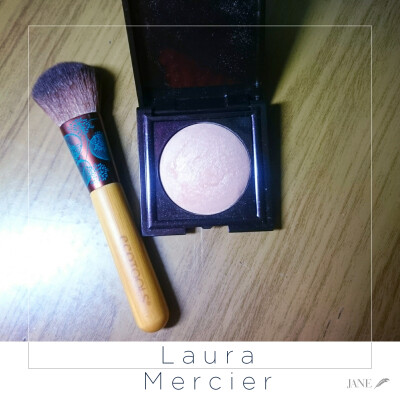 #安利好货# Laura Mercier 烘培高光 01# 之前一直都在用日系高光 珠光都比较小 每次都要下重手 今年入了 sephora圣诞套装 里面就有这个被我女神Kathleenlights种草的高光 她说如果只能拥有一块高光 那一定就是LM 我…