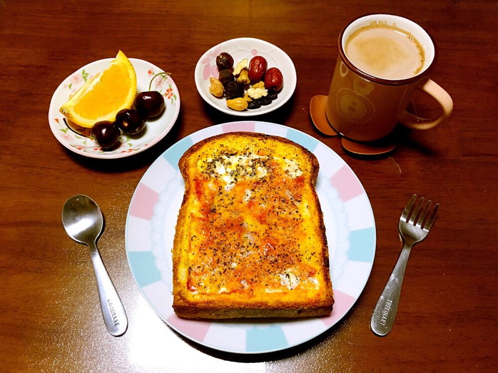 ☀️2016年2月1日☀️早餐：黑胡椒番茄鸡蛋厚烤吐司+缤纷干果盘+橙子配车厘子+热可可