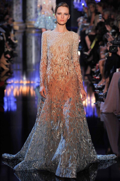 【衣睹为快时装周】 服饰风尚 华服霓裳 时装周 秀场 Elie Saab Haute Couture s/s 2016┃这季高定仙裙灵感来自南亚国度的传统纱丽～宝石金线钉珠刺绣，珠光宝气的元素一样不缺，怎么华丽怎么来～天竺仙女