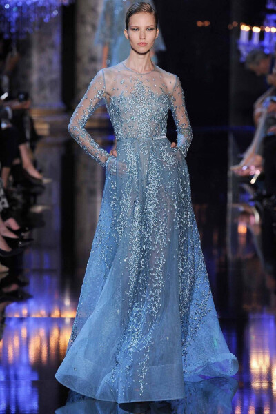 【衣睹为快时装周】 服饰风尚 华服霓裳 时装周 秀场 Elie Saab Haute Couture s/s 2016┃这季高定仙裙灵感来自南亚国度的传统纱丽～宝石金线钉珠刺绣，珠光宝气的元素一样不缺，怎么华丽怎么来～天竺仙女