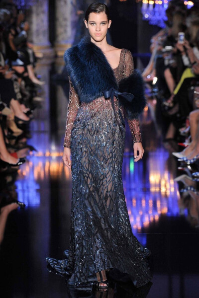 【衣睹为快时装周】 服饰风尚 华服霓裳 时装周 秀场 Elie Saab Haute Couture s/s 2016┃这季高定仙裙灵感来自南亚国度的传统纱丽～宝石金线钉珠刺绣，珠光宝气的元素一样不缺，怎么华丽怎么来～天竺仙女