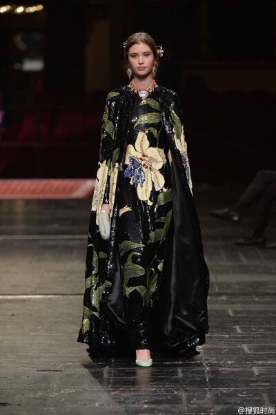 【衣睹为快时装周】 服饰风尚 华服霓裳 时装周 秀场 Dolce & Gabbana Alta Moda S/S 2016｜高级定制届最神秘且浮夸的Dolce&Gabbana 16春夏高定终于揭开神秘面纱，这季主题为“歌剧”