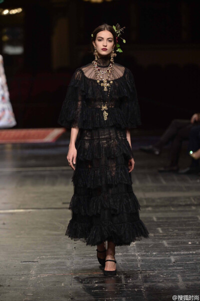 【衣睹为快时装周】 服饰风尚 华服霓裳 时装周 秀场 Dolce & Gabbana Alta Moda S/S 2016｜高级定制届最神秘且浮夸的Dolce&Gabbana 16春夏高定终于揭开神秘面纱，这季主题为“歌剧”