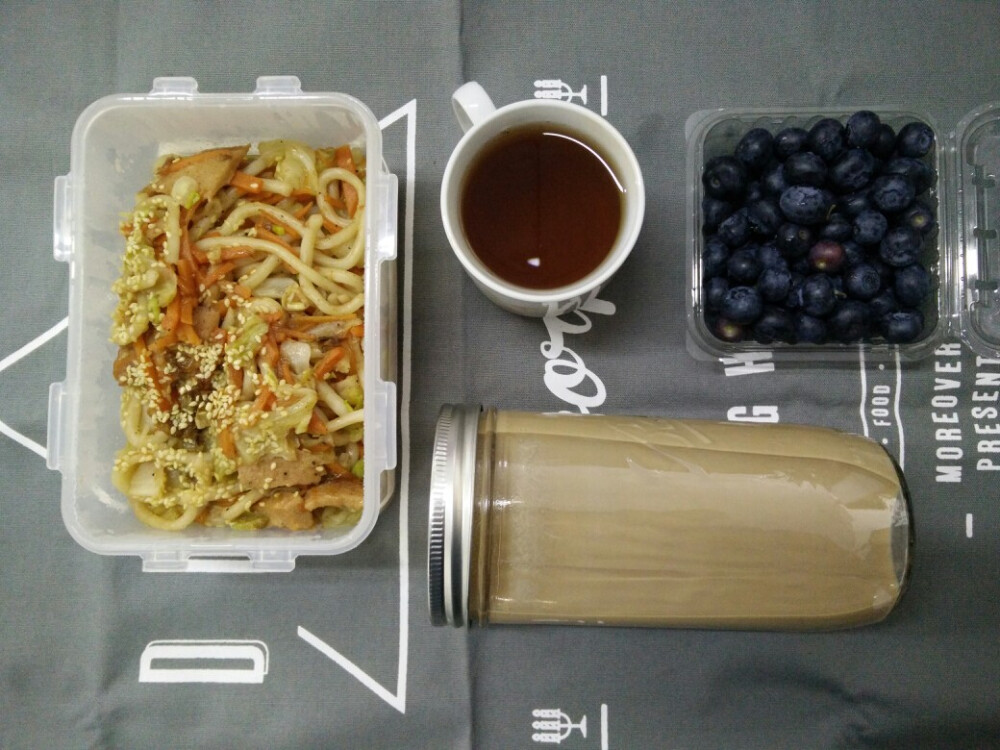 #办公室的便当之旅#超乌冬+可爱的蓝莓+一罐奶茶+一杯普洱。