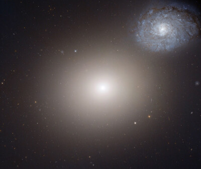 每日一天文图，椭圆星系M60和旋涡星系NGC 4647，其中M60距离我们约为5400万光年，NGC 4647距离我们约为6300万光年。