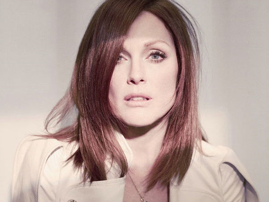 朱丽安·摩尔（Julianne Moore），1960年12月3日出生于美国北卡罗兰那州，毕业于波士顿大学艺术学院，美国影视演员。第64届艾美奖最佳女主角、第70届金球奖最佳女主角、第53届柏林国际电影节最佳女演员、87届奥斯卡金像奖最佳女主角。