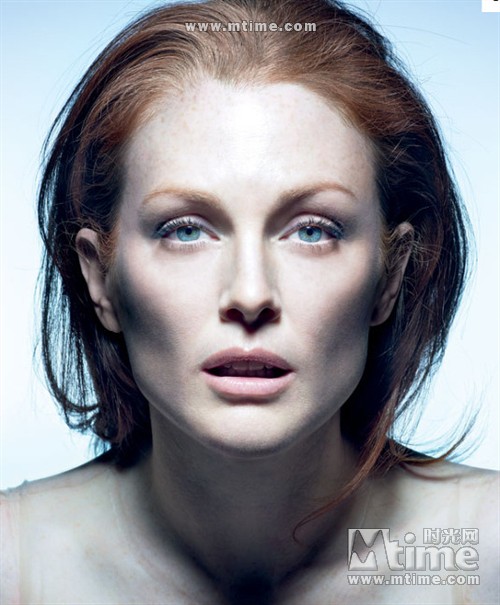 朱丽安·摩尔（Julianne Moore），1960年12月3日出生于美国北卡罗兰那州，毕业于波士顿大学艺术学院，美国影视演员。第64届艾美奖最佳女主角、第70届金球奖最佳女主角、第53届柏林国际电影节最佳女演员、87届奥斯卡金像奖最佳女主角。