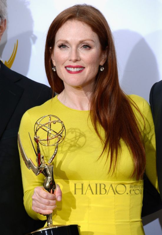 朱丽安·摩尔（Julianne Moore），1960年12月3日出生于美国北卡罗兰那州，毕业于波士顿大学艺术学院，美国影视演员。第64届艾美奖最佳女主角、第70届金球奖最佳女主角、第53届柏林国际电影节最佳女演员、87届奥斯卡金像奖最佳女主角。