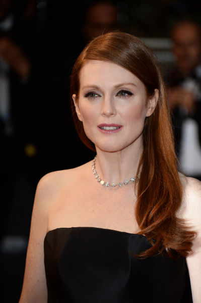 朱丽安·摩尔（Julianne Moore），1960年12月3日出生于美国北卡罗兰那州，毕业于波士顿大学艺术学院，美国影视演员。第64届艾美奖最佳女主角、第70届金球奖最佳女主角、第53届柏林国际电影节最佳女演员、87届奥斯卡金像奖最佳女主角。