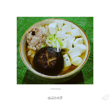 #宅食必备技# 乌冬面✧
冬天在家里吃上一碗暖暖和和的乌冬面什么的真是太幸福了
豆腐切小块过水 牛肉片（或者猪肉啊肥牛啊培根啊什么都可以）煸炒熟 香菇切花刀 葱切圈 乌冬面煮熟加少量盐后捞出 面汤里面调日式酱油和盐 放入豆腐 肉片 香菇 再撒一把葱就好啦
很清淡爽口的一晚面 平常吃得油腻了可以吃点这种清淡的小面刮刮油水 或者生病没什么胃口选择它也很棒 再或者懒癌...也是很方面做的说