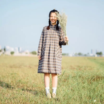 麻花辫减龄的利器。。拿上一束花随便遮啦～