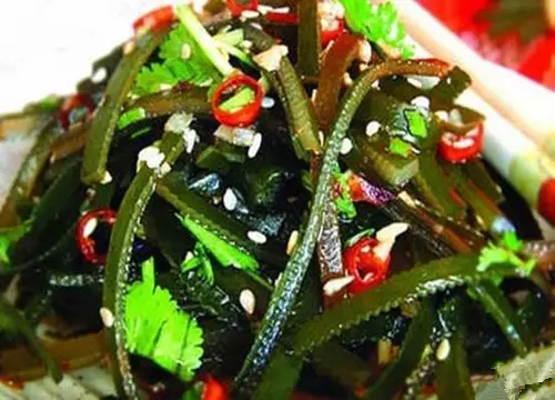 凉拌海带丝
￼
用料：海带丝50克，胡萝卜50克，香菜，蒜，香醋，生抽，白糖，食盐，植物油，干辣椒
做法：
1、海带丝提前用清水泡至1小时，胡萝卜洗净切成丝，香菜洗净切成寸断大蒜去皮，剁成碎放入小碗中，加入生抽、香醋、白糖和盐。
2、锅中注水，烧开下入海带丝和胡萝卜丝焯水，捞出放入冷水中冲凉，再捞出沥干水分。
3、另起锅注入油烧热爆香辣椒，趁热将辣椒油炝入蒜料中，将调料倒入海带丝和胡萝卜丝中，加入香菜拌匀即可。
