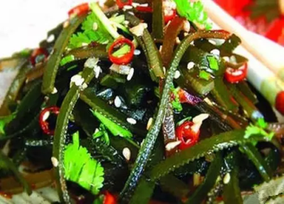 凉拌海带丝
￼
用料：海带丝50克，胡萝卜50克，香菜，蒜，香醋，生抽，白糖，食盐，植物油，干辣椒
做法：
1、海带丝提前用清水泡至1小时，胡萝卜洗净切成丝，香菜洗净切成寸断大蒜去皮，剁成碎放入小碗中，加…