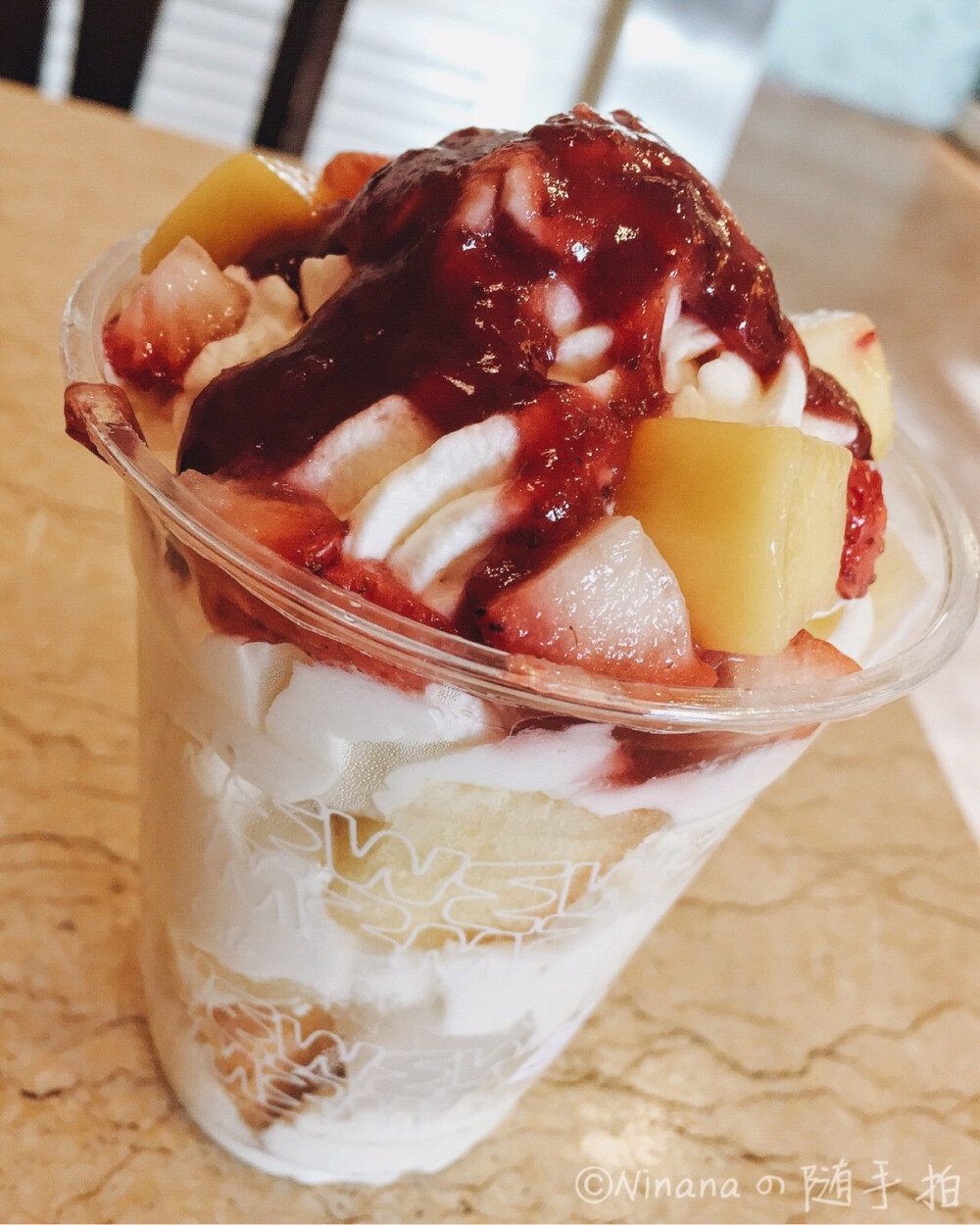 #美食# 奶油水果圣代，其实就是蛋糕块配上奶油芒果草莓 最后再淋上果酱 购于味多美 味道还不错 不过蛋糕稍稍有点儿前 吃多了会觉得腻（收集或喜欢我照片的 欢迎关注我 专辑里所有照片都是本人努力拍摄调色过的~ 技术渣 但都是诚意出品~）