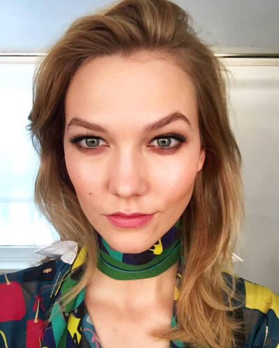 中文名卡莉·克劳斯 外文名Karlie Kloss 别名小KK 国籍美国 出生地美国芝加哥 出生日期1992.8.3职业模特，设计师经纪公司IMG主要成就MDC TOP 50 MODEL No.2身 高1.85m 适合当头像