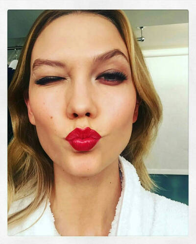 中文名卡莉·克劳斯 外文名Karlie Kloss 别名小KK 国籍美国 出生地美国芝加哥 出生日期1992.8.3职业模特，设计师经纪公司IMG主要成就MDC TOP 50 MODEL No.2身 高1.85m 适合当头像