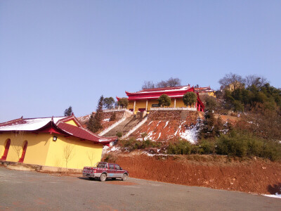 寺庙是新修了的，原来的观音禅寺在山顶，由于某些原因就没有上去了