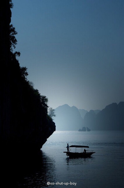  风软扁舟稳，行依绿水堤。 孤尊秋露滑，短棹晚烟迷。
夜静月初上，江空天更低。 飘飘信流去，误过子猷溪。