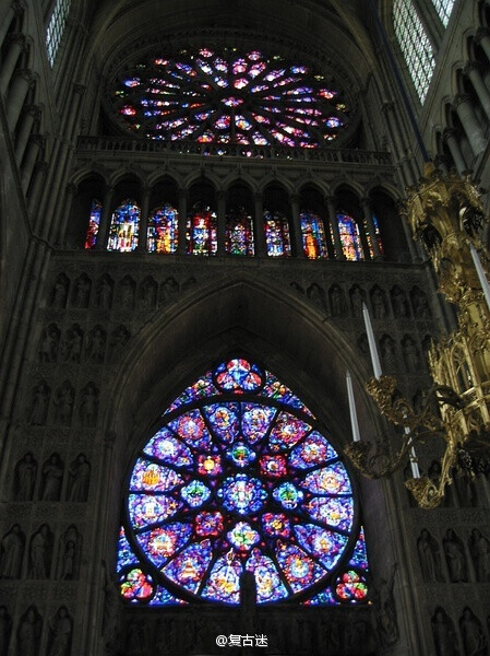 玫瑰窗
玫瑰窗（The rose window）| 也称玫瑰花窗，为哥特式建筑的特色之一，指中世纪教堂正门上方的大圆形窗，内呈放射状，镶嵌着美丽的彩绘玻璃，因为玫瑰花形而得名。