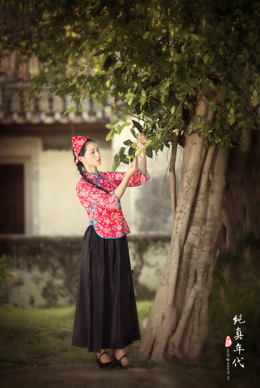 纯真年代.....樱桃树下花开，远方燕儿归来遥遥歌声响起，飘过孔雀城外远离世俗尘埃，有我纯真年代淡淡花香青春，洁白的爱绿草地的露珠， 蝴蝶四处飞舞还记得那年跟你一起，去抓幸福漫山的樱桃树，花瓣随风跳舞落下的幸福，是我们纯真的全部...