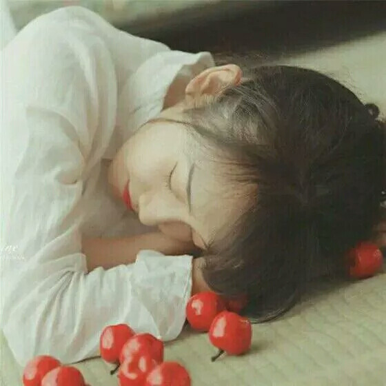 记得早先少年时 大家诚诚恳恳 说一句 是一句 清早上火车站 长街黑暗无行人 卖豆浆的小店冒着热气 从前的日色变得慢 车，马，邮件都慢 一生只够爱一个人 从前的锁也好看 钥匙精美有样子 你锁了 人家就懂了