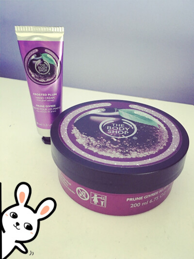 The Body Shop的body butter和手霜，她们家的body butter是经典产品，味道很多，每年都会出新款，这个是15年圣诞节时候出的一款，味道很好闻叫Frosted plum，翻译过来就是冰冻蜜李（好吧翻译了就很奇怪…）但是闻起…