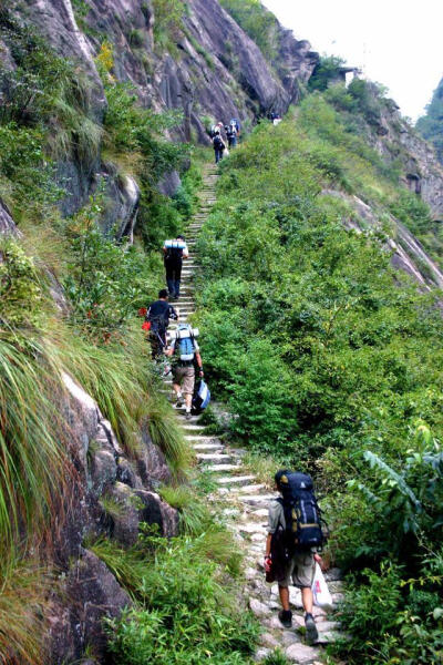 位于清凉峰国家级自然保护区北侧，北靠黄山，南依天目山，西起安徽省宣城市绩溪县伏岭镇，东至浙江省临安市马啸乡，全长15公里。是古时联系徽州与杭州的重要纽带，保存最完整的一段是绩溪县境内的盘山石阶小道，是徽…