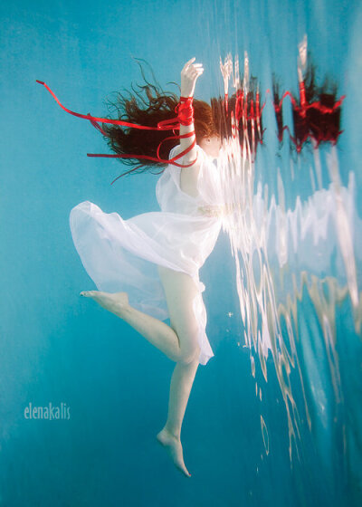 俄罗斯摄影师elena的水下作品
红绳