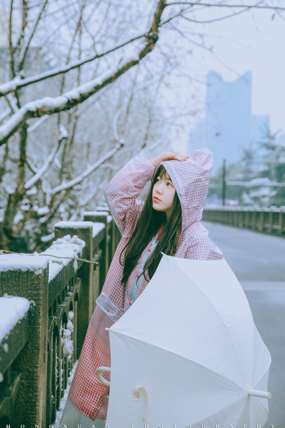 大家都喜欢你的格子雨衣
摄影：洪小漩
出镜：葵
葵说，我不化妆来找你啦。
我说好的。
肉肉的葵萌萌哒的出现在我面前，像一颗肉元宵，白白胖胖，可爱得不得了。
她带着自己风干的玫瑰，拍完照说：送给你。
我开心极了。
花现在还插在我办公室的笔筒里。
葵说：下雪了，不拍照好可惜。
我说：对呀对呀，可惜可惜。
然后发现自己握着相机的手僵硬的不能动了。
太特么冷了吧。