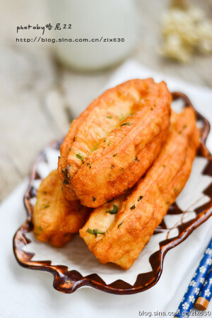 【藿香油条】1：面粉里倒入盐，细砂糖，蜂蜜，酵母。 2：分次加入冷水，搅拌成絮状。 3：揉成团发到2倍大，倒入藿香碎。 4：放置到案板上。 5：揉至面团都包裹住藿香碎。 6：然后用手继续揉。 7：来回的揉上几个来回。 8：直到面团揉光滑。 9：切出一小半面团。 10：俺扁。 11：切成一个一个小长块。 12：用筷子在中间压下。 13：压出褶子来。 14：油烧热在锅中炸制。 15：炸制两面金黄色。 16：捞出控油