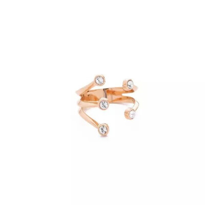 Vita Fede Lyra 戒指
在24k玫瑰金指环上，饰有5颗圆形水晶铆钉。精致细小的设计风格，点缀出指间时髦感。
