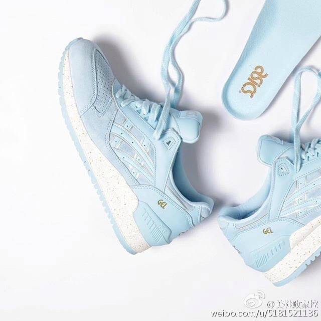 #新鞋一览# ASICS近日推出了新款GEL-Respector，配色Crystal Blue，超级清爽蓝色[哆啦A梦微笑][哆啦A梦微笑]鞋身是名为monotone的粉蓝配色，麂皮和皮革相结合，白色的中底还有金色的泼墨效果，太梦幻的颜色还有复古的鞋型，怎么可能不心动！http://t.cn/RbkUpXl 更多http://t.cn/RLhrsnt