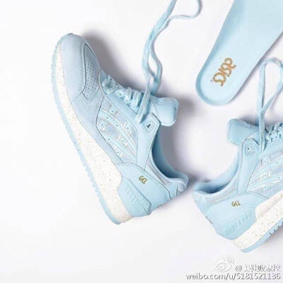 #新鞋一览# ASICS近日推出了新款GEL-Respector，配色Crystal Blue，超级清爽蓝色[哆啦A梦微笑][哆啦A梦微笑]鞋身是名为monotone的粉蓝配色，麂皮和皮革相结合，白色的中底还有金色的泼墨效果，太梦幻的颜色还有复古…