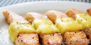 【芝士三文鱼】三文鱼清洗，背面鱼皮撕掉，改刀成厚块状。用威士忌和少许现磨黑胡椒腌制15分钟，融化一小块黄油放入鱼块大火煎。撒点细盐，快翻面之前放入第二块黄油融化，翻面再煎。至微黄取出码在盘里。表面可以再补一点点盐，摆上芝士片，撒一点干罗勒碎。微波炉叮十几秒至芝士融化即可。