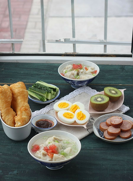 馄饨皮包馄饨
水煮蛋
切了黄瓜蘸香其酱
香肠
油条