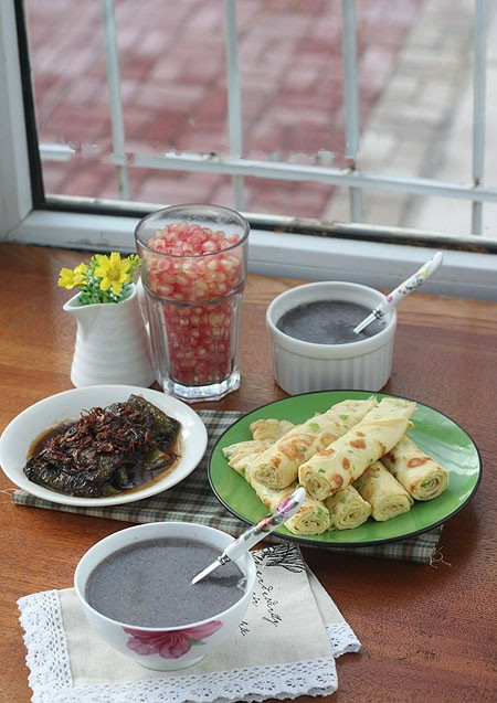 葱香鸡蛋饼；
剩的米饭锅底加了一把黑芝麻放水搅打成黑芝麻米糊；
晚上又做了一个油焖尖椒，
早晨起来吃更入味不太辣，
放了一把绝密武器虾皮味道超好。
剥了一杯石榴