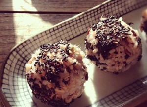 【金枪鱼海苔香米饭团】  1.主料：泰国香米/紫米/黑米 、 金枪鱼泉水浸罐头、 海苔 、 黑芝麻  2.做法:米饭蒸熟，放到半热的温度即可 3.将海苔撕碎，金枪鱼罐头均匀的拌进米饭中  4.捏成饭团，在黑芝麻里轻滚一下沾上即可