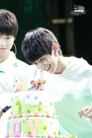 王·头号甜心·源是比蛋糕上的薄荷奶油还要甜100倍的男孩子#王源# #王源因为遇见你# @TFBOYS-王源