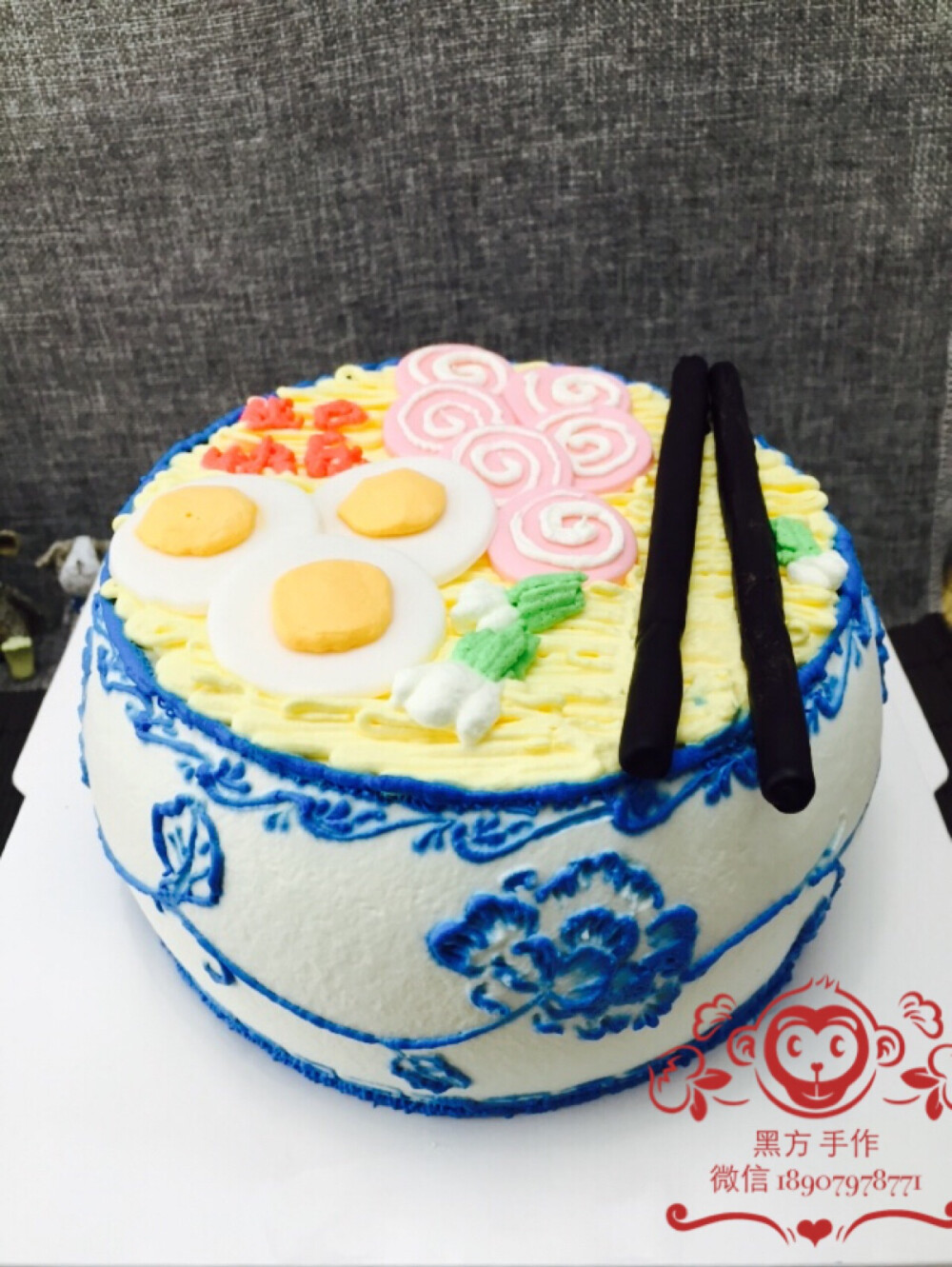 《黑方 手作》我对生日没什么要求的长寿面一碗即可，八分熟的荷包蛋三两个即可，火腿片五六片即可，青菜最里面的那种芽芯放一两个即可，面碗用青花瓷的即可