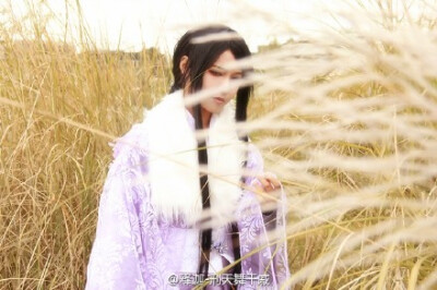 {COS正片}#《花容天下》# 重莲CN释迦，摄影by小五@coser小五_ &忍冬@忍冬子_专注渣涂修炼中 化妆后期发饰by释迦。想了想还是发了。蛮久之前的图了。最近有点后期瓶颈，也很真切地感觉很累。人生天地间，忽如远行客。…