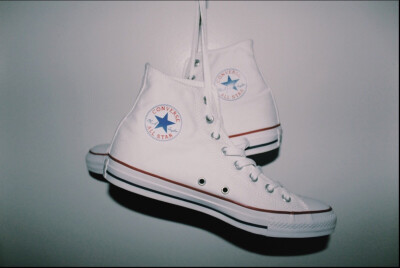 匡威女鞋，经典白