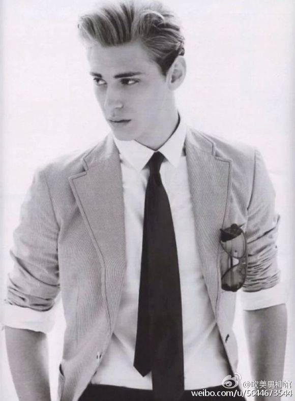 [cp]【欧美男模】杰里米·杜佛 ，出生于1986年7月5日。法国头号超级男模之一。给人一种清新干净的印象，相比其它欧美男模的野性，他应该算是很特别的一个。精致的五官，挺拔而性感的身材，冷傲又不失纯真的贵族气质，让人不敢靠近又不禁被其魅力所吸引，只能用“完美”这一个词来诠释！[/cp]