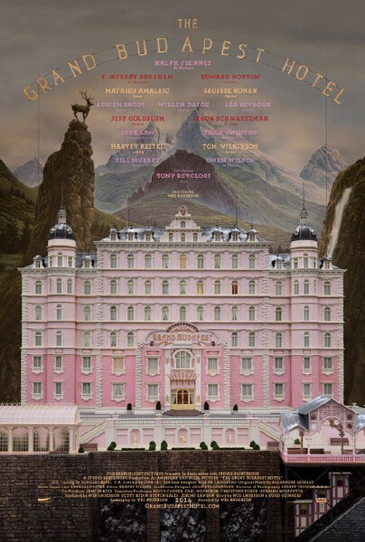 「 布达佩斯大饭店 | The Grand Budapest Hotel」 是由美国导演韦斯·安德森编导，拉尔夫·费因斯、托尼·雷沃罗利、西尔莎·罗南、爱德华·诺顿、蒂尔达·斯文顿、阿德里安·布洛迪、裘德·洛、欧文·威尔逊、马修·阿马立克、蕾雅·赛杜、哈威·凯特尔、汤姆·威尔金森、詹森·舒瓦兹曼等主演。 影片讲述了战争时期一个欧洲著名大饭店看门人的传奇，以及他和一个后来成为他最信任门生的年轻雇员之间友谊的故事。这个看门人的传奇串联起了一个盗贼与一幅文艺复兴时期油画，一个大家族的财富争夺战，以及改变了整个欧洲的突发战乱。